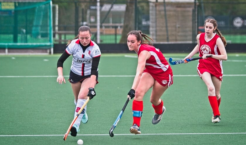 <p>Hockey Club IJsseloever vol in actie tegen Outaouais Field Hockey Club. </p>