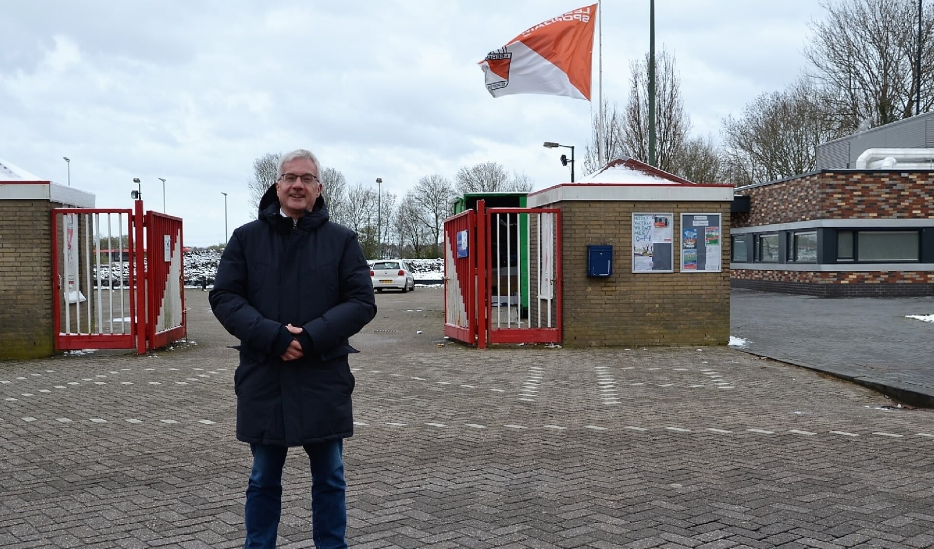 • Henk van 't Pad bij de ingang van Leerdam Sport'55. 