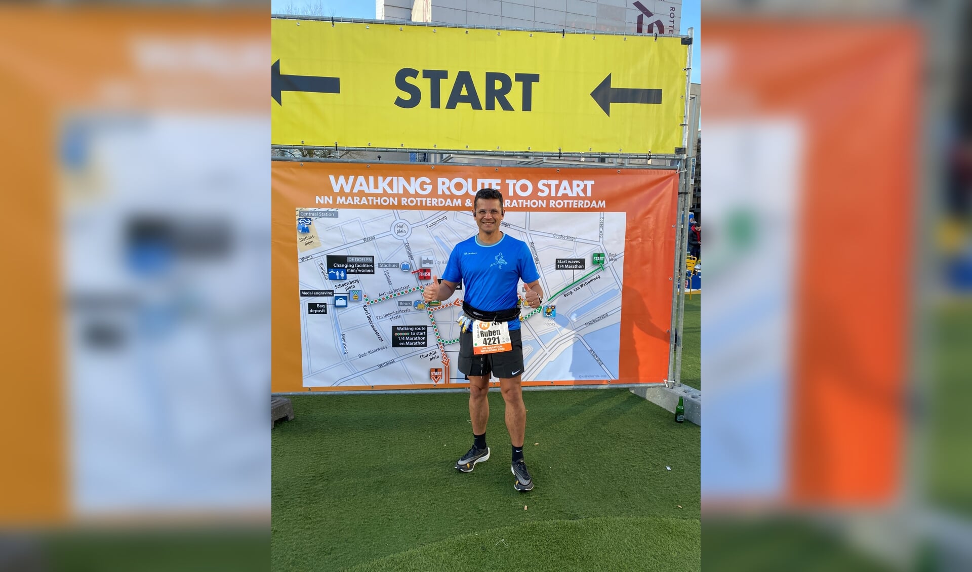 • IJsselrunner Ruben Abdoelgafoer voorafgaand aan de Marathon van Rotterdam.
