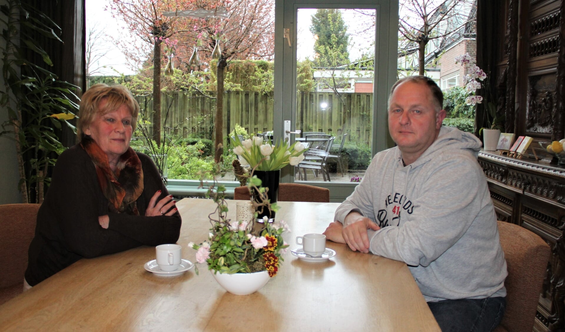 • Teamcaptains Corine Schaap en Marc de Rijk in de huiskamer van Inloophuis 'Leven met kanker'. 
