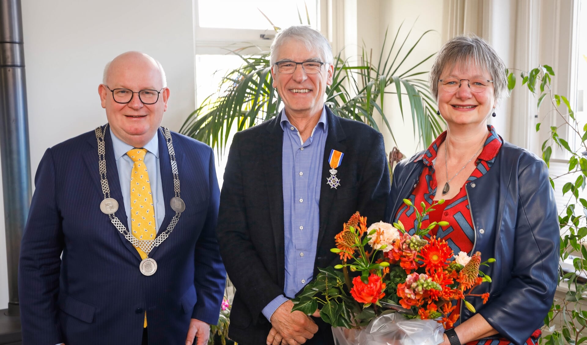 De heer Kwant ontving een koninklijke onderscheiding uit handen van burgemeester Backhuijs.
