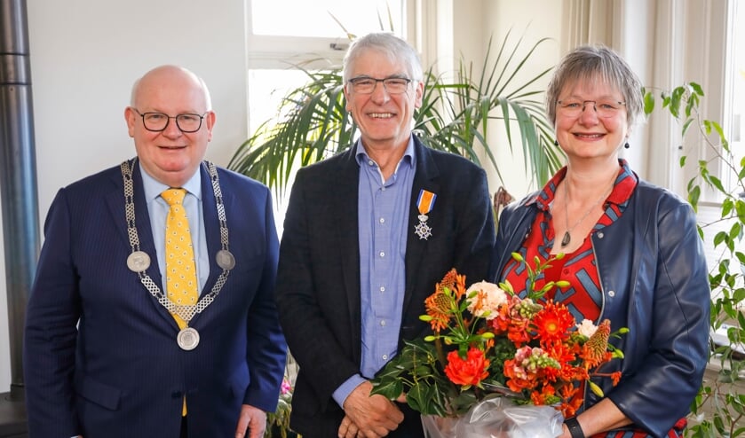 <p>De heer Kwant ontving een koninklijke onderscheiding uit handen van burgemeester Backhuijs.</p>  
