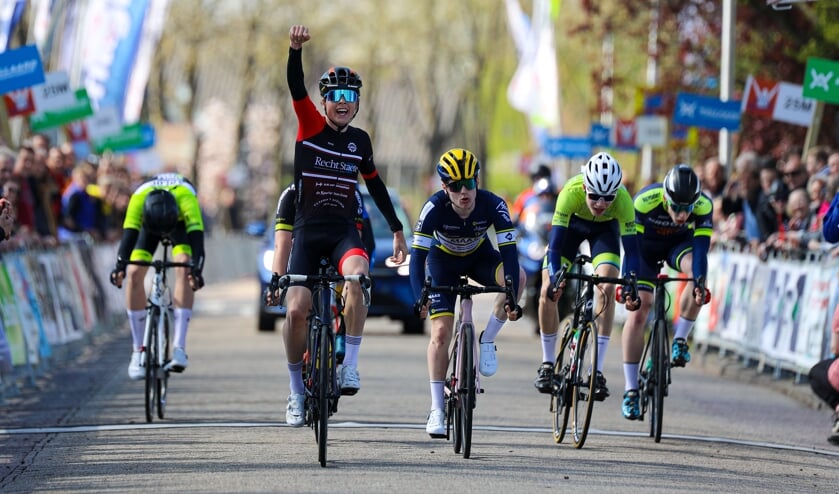<p>• Viego Tijssen sprint in Meerkerk naar de overwinning.</p>
