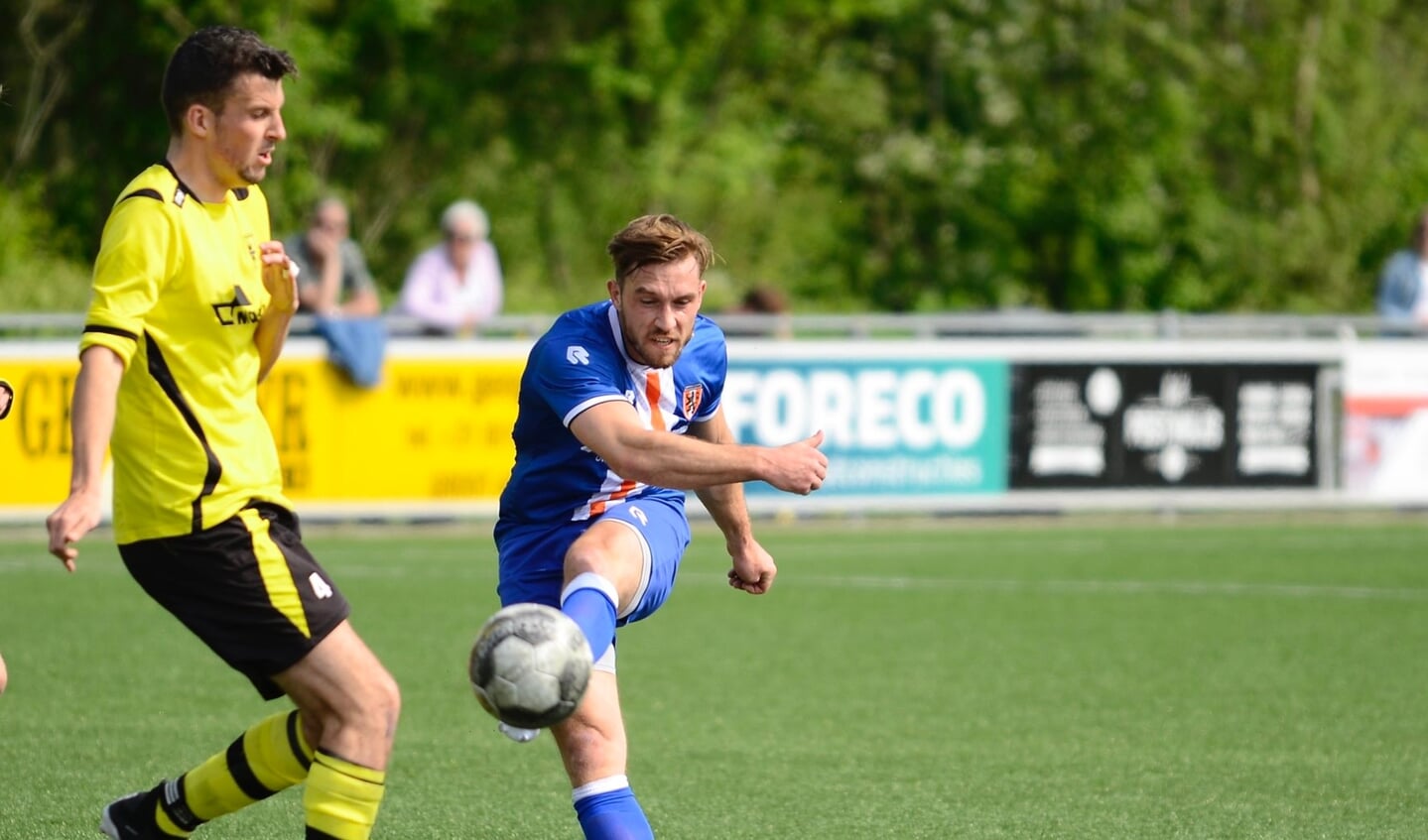 • Pieter van der Horst (links) in actie namens VV Groot-Ammers.