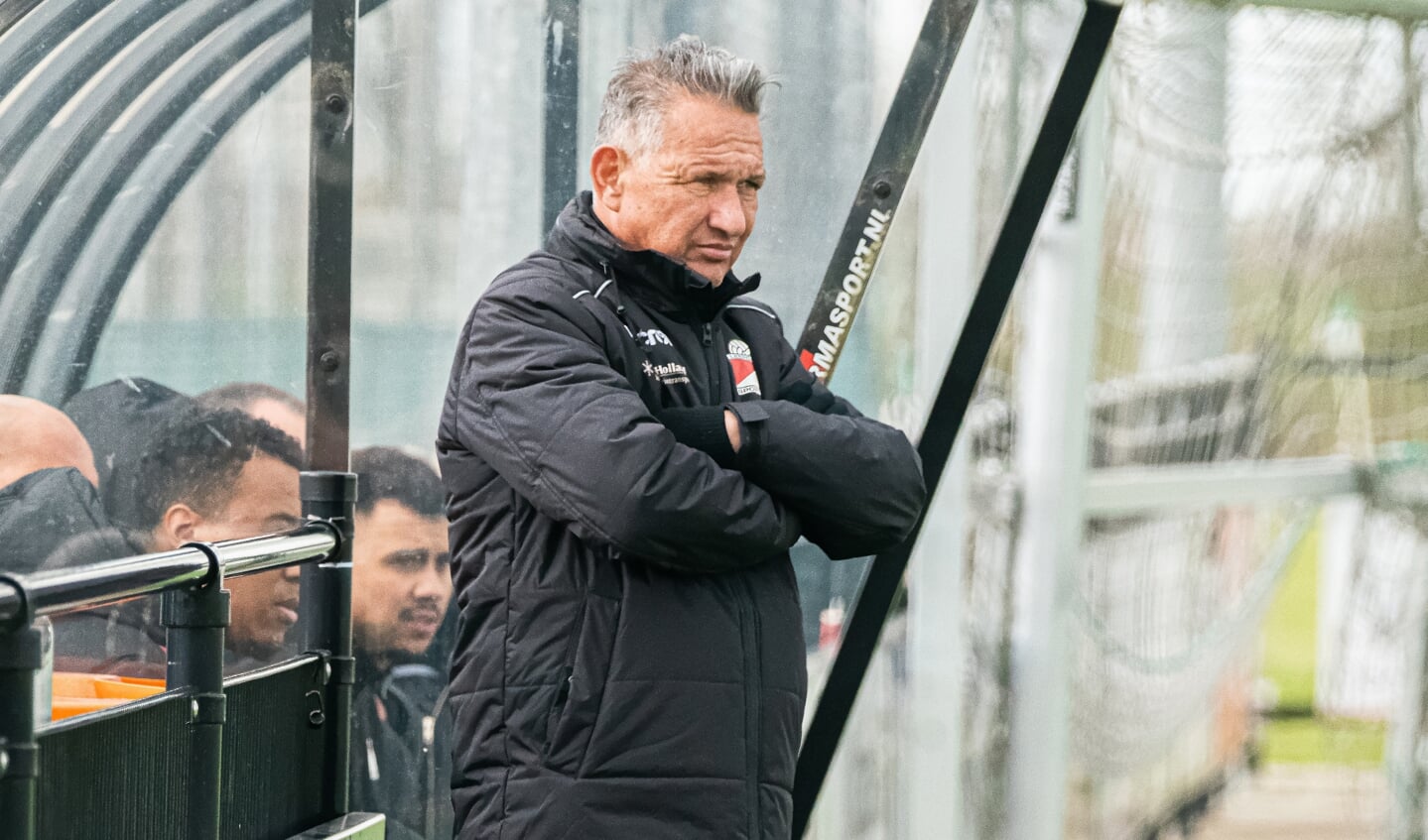 • Trainer Glenn Calor van Leerdam Sport'55 voor zijn dug-out.