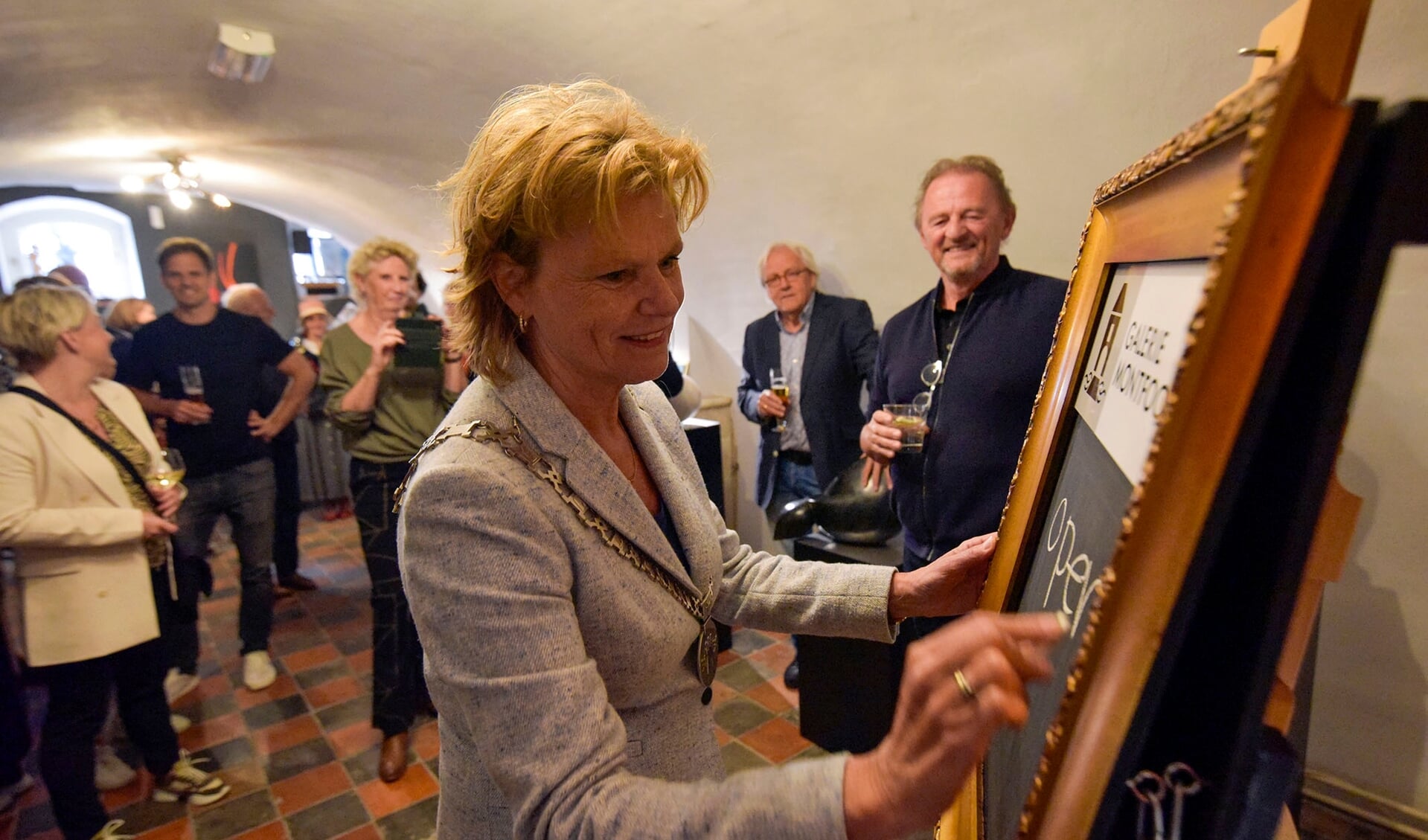 Burgemeester Petra van Hartskamp opent Galerie Montfoort in de kelder van Het Oude Stadhuis.
