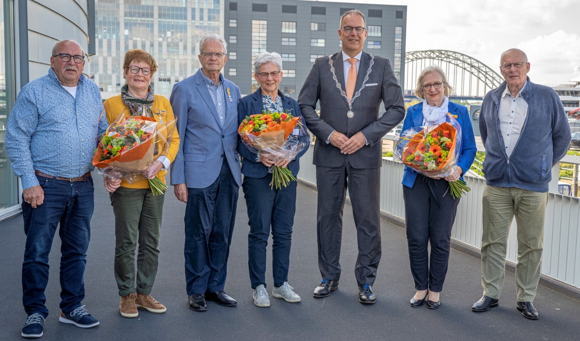• De drie gedecoreerden met hun partners en de burgemeester, met v.l.n.r. Lena Schut-Beenhakker en haar man, Jan Veth en zijn vrouw, burgemeester Paans en Els van Houwelingen en haar man.
