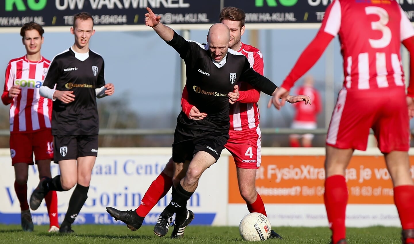 • Gerard Breider (Asperen) wordt vastgehouden door Herovina-speler Mark Muller.