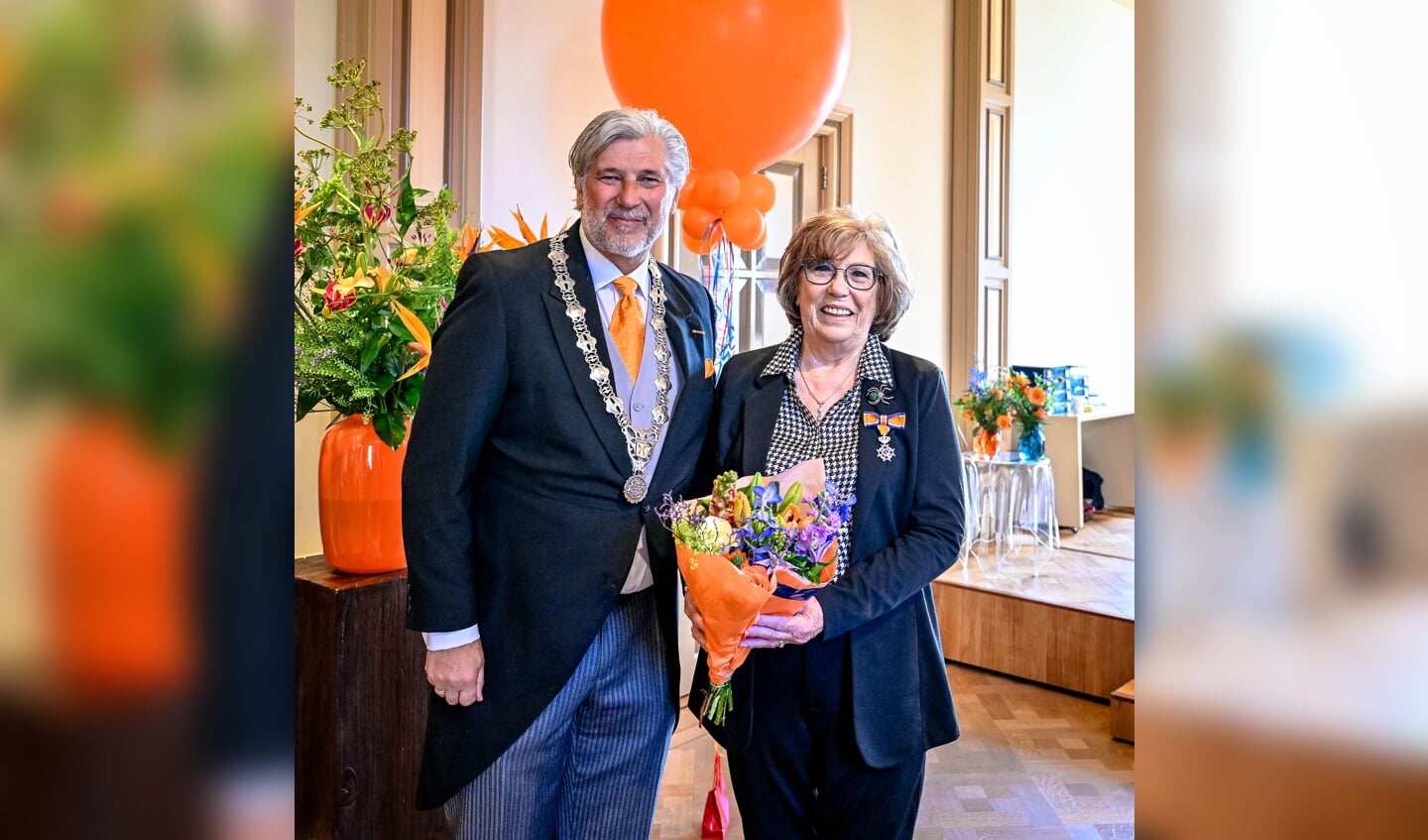 • Liesbeth Scheerhoorn met burgemeester Peter Oskam.