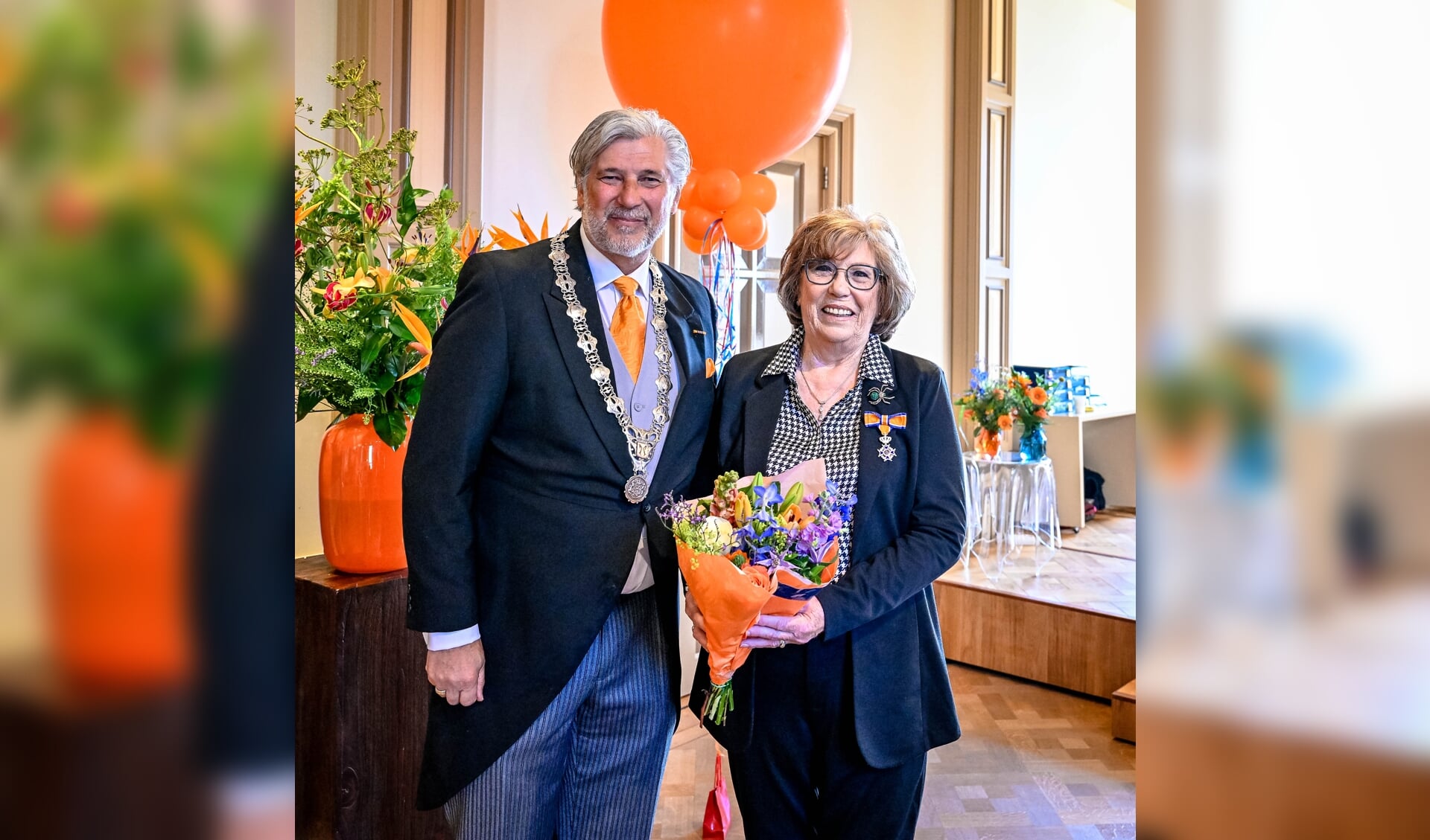 • Liesbeth Scheerhoorn met burgemeester Peter Oskam.