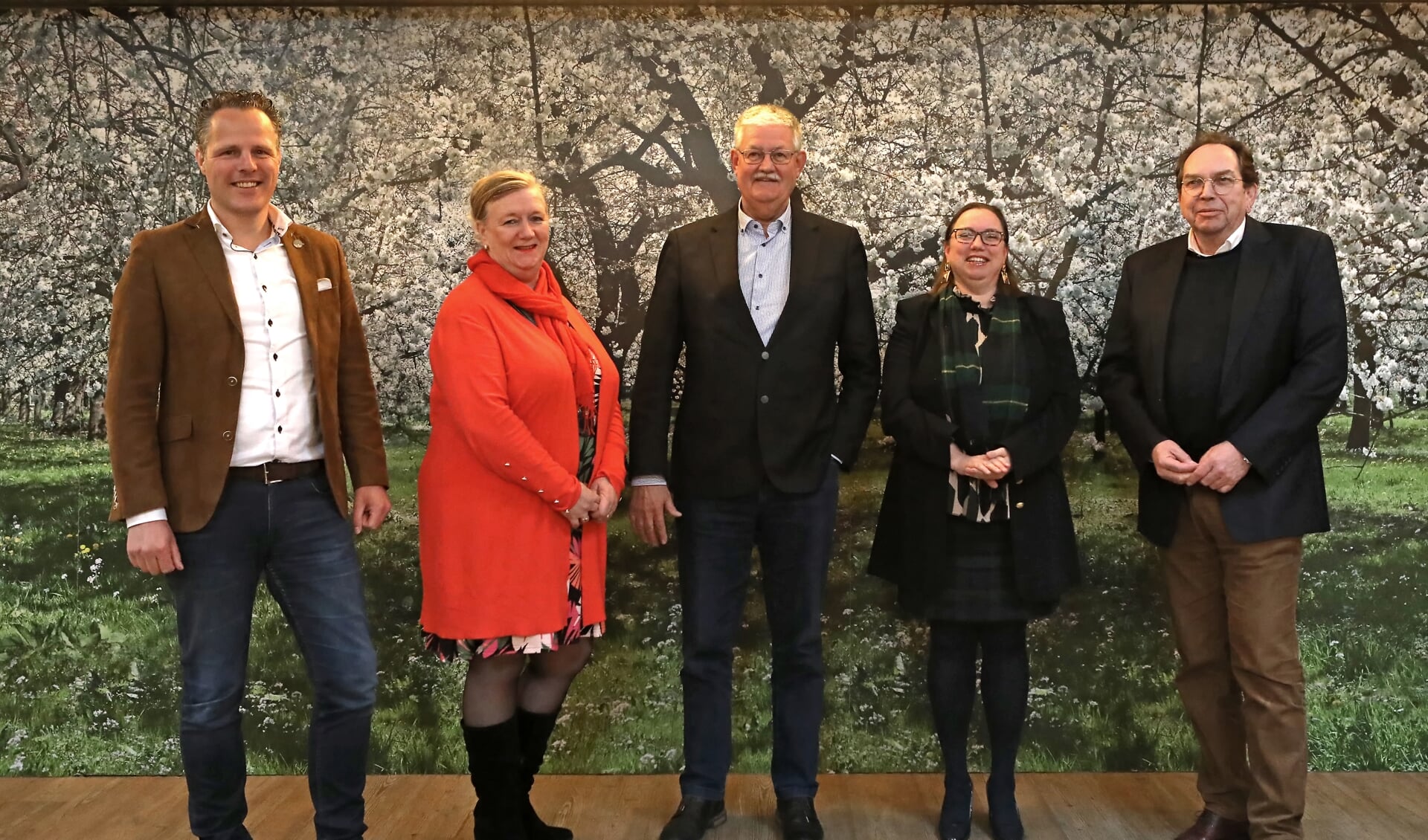De nieuwe wethouders van West Betuwe. Van links naar rechts: Rutger van Stappershoef (DB), Joke van Vrouwwerff (VWB), Govert van Bezooijen (CU), Jacoline Hartman (DB) en Jan de Geus (D66).