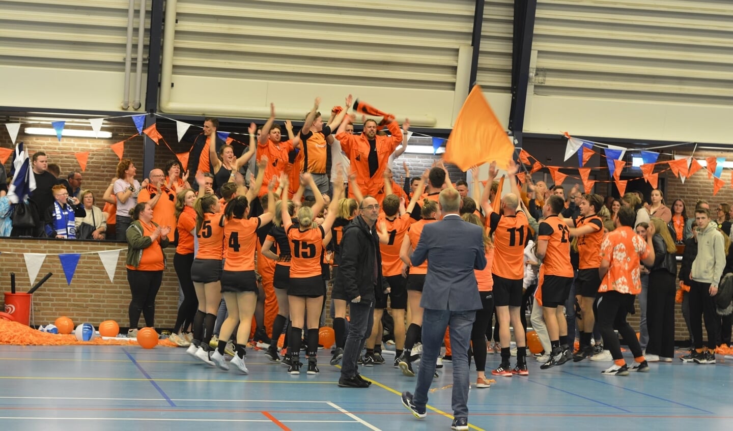 • De wedstrijd tegen CKV Animo ging in Geldermalsen verloren met 16-15, maar dat weerhield de Tielse korfballers niet van een feestje.