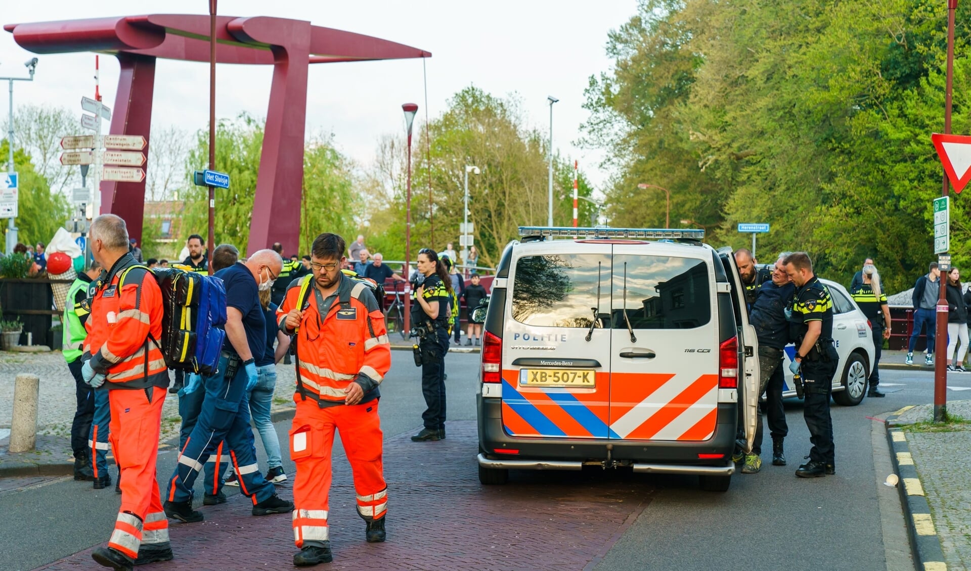 Bij een steekincident op de kruising tussen de Herenstraat en de Nedereindseweg zijn drie personen gewond geraakt. 