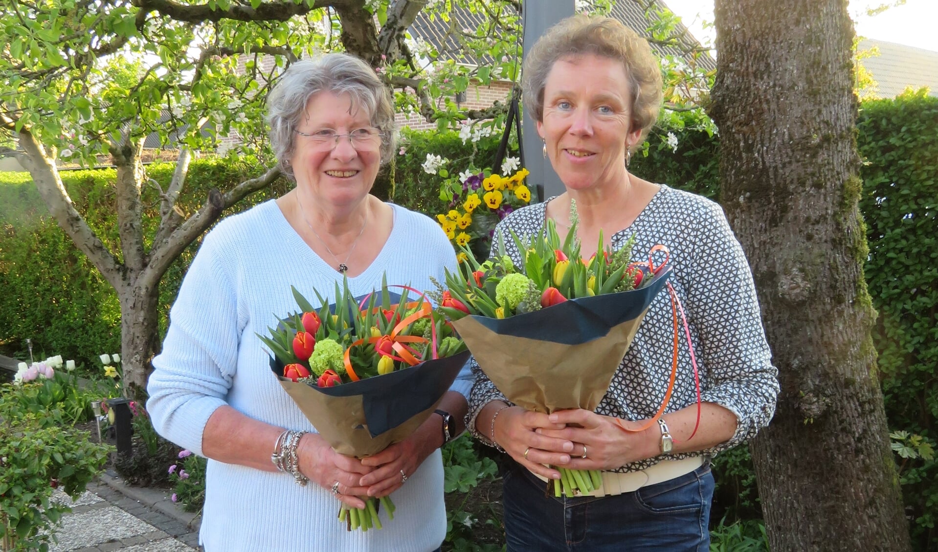 Namens de Nederlandse Hartstichting ontvingen de dames Maaike Visser en Annelies Vonk een bloemetje voor respectiefelijk 35 en 30 jaar collecteren in Schelluinen.