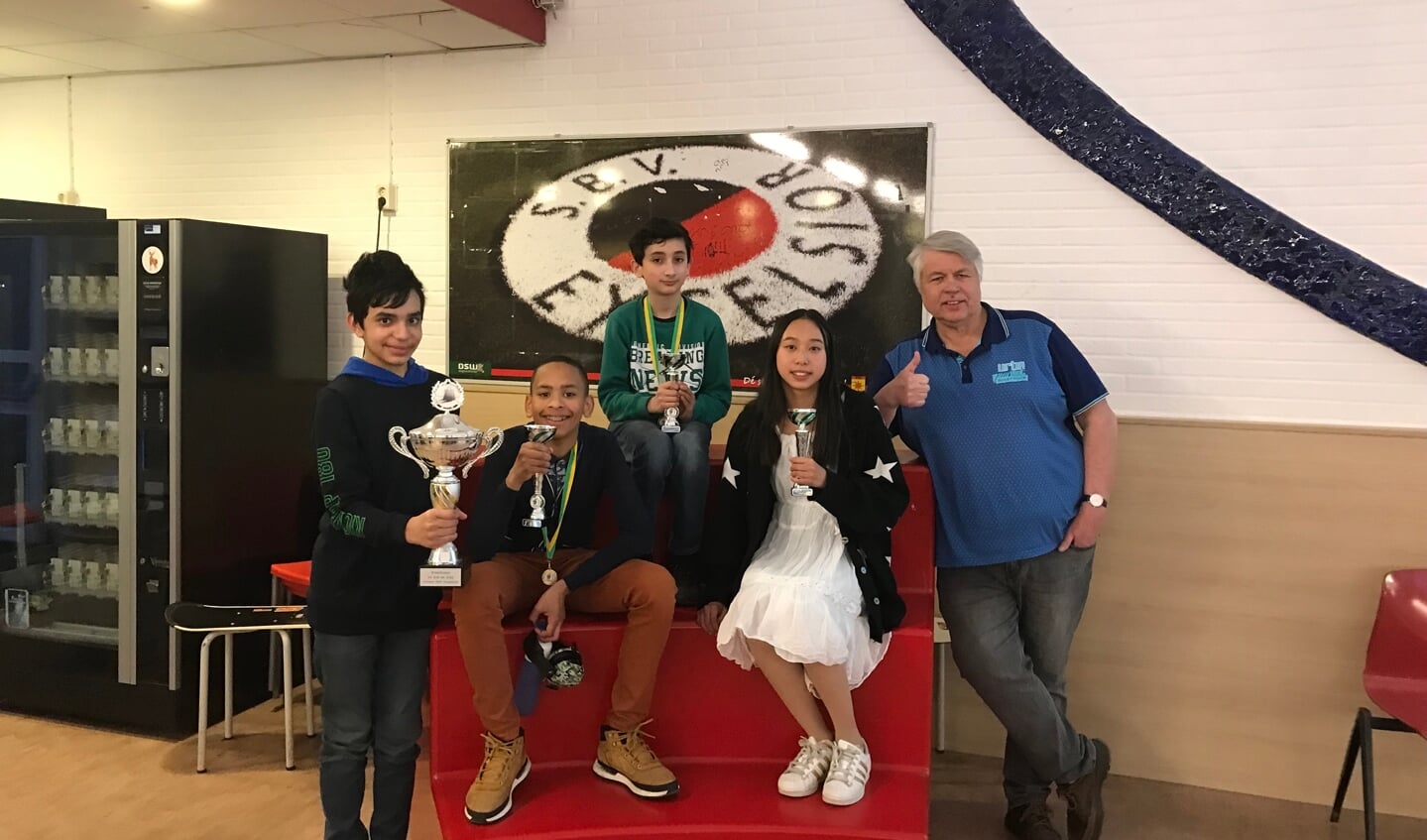 • v.l.n.r. de winnaars Rawi Wortman, Samuel Lopes, Parsa Mohebbinezhad, Janice Fu en schaaktrainer Jan Sijbesma.