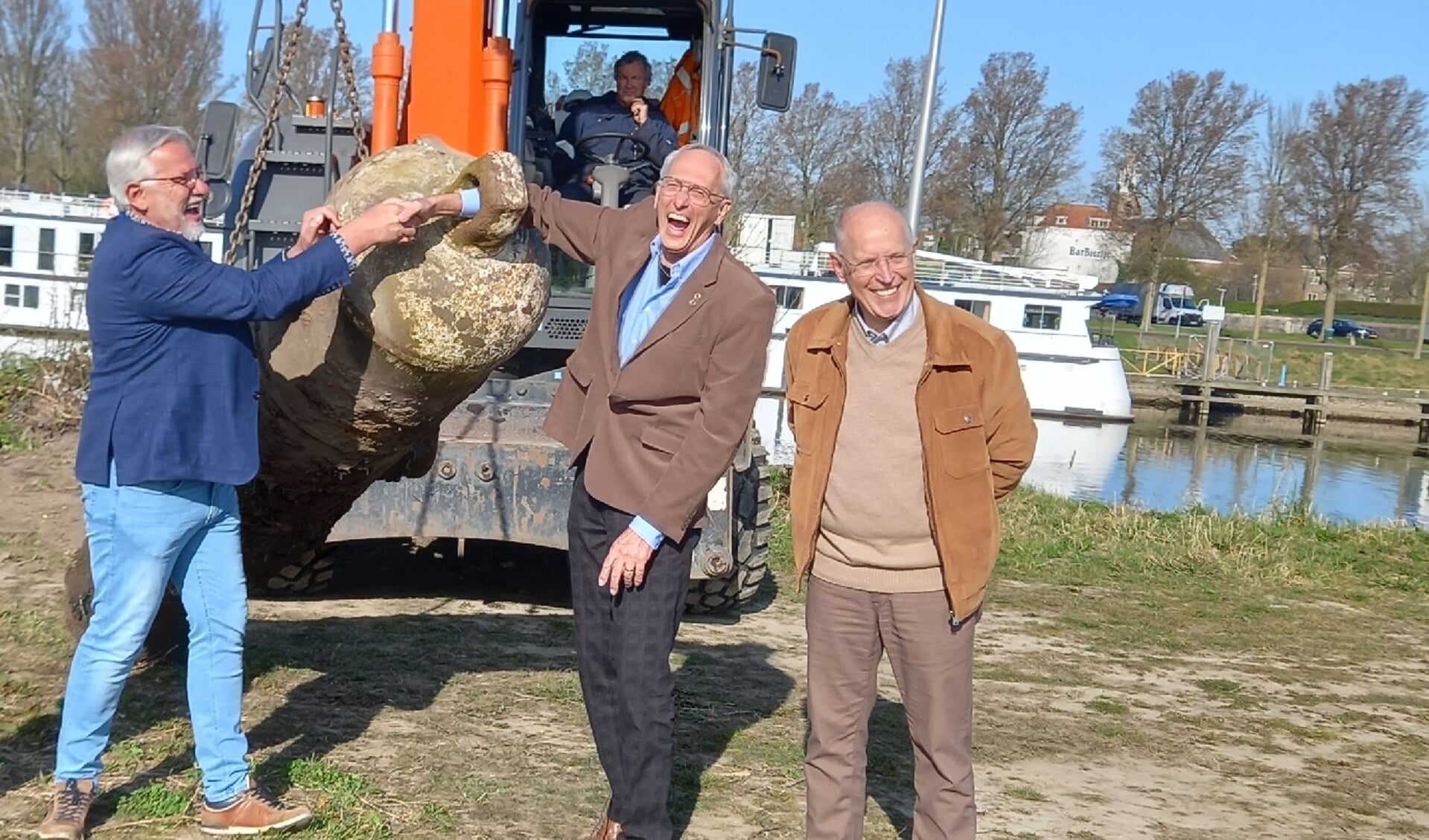 • Wethouder Cees Taal met Henk Lammertink en Harry Hoving van de Jan Blaken Stichting. 