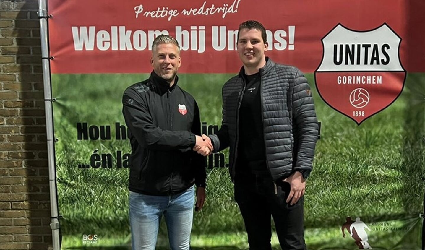 • Trainer Hans de Jong (l) heet Luc van Dongen welkom op sportpark Molenvliet.