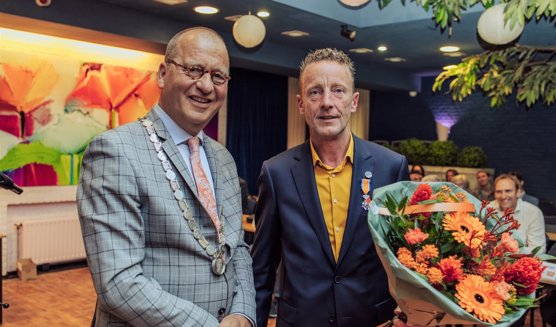• Wethouder Bikker met burgemeester Segers.