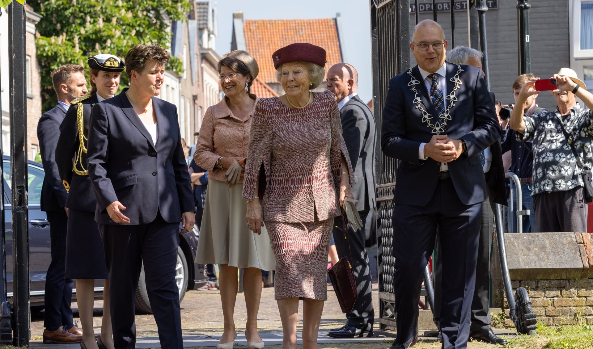 Prinses Beatrix gaat samen met Ina Adema en burgemeester Lichtenberg de kerk binnen.