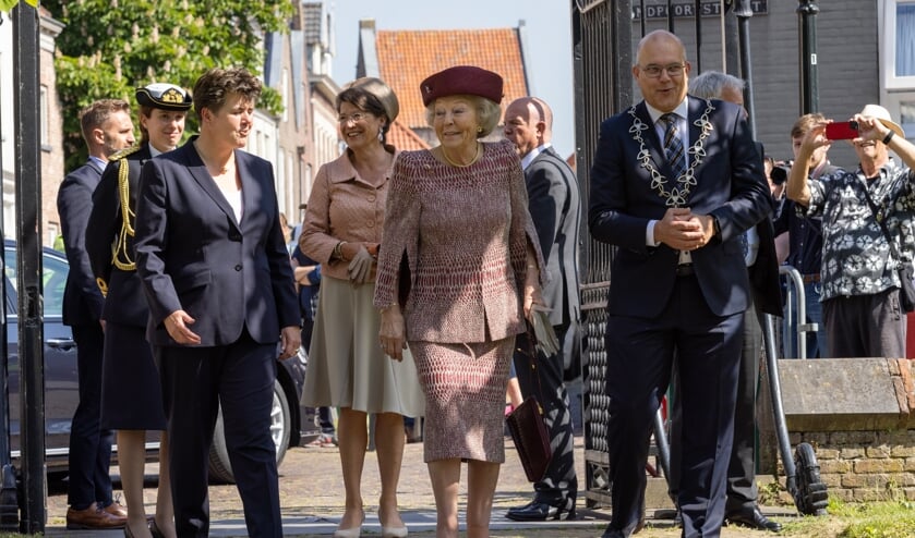 <p>Prinses Beatrix gaat samen met Ina Adema en burgemeester Lichtenberg de kerk binnen.</p>  