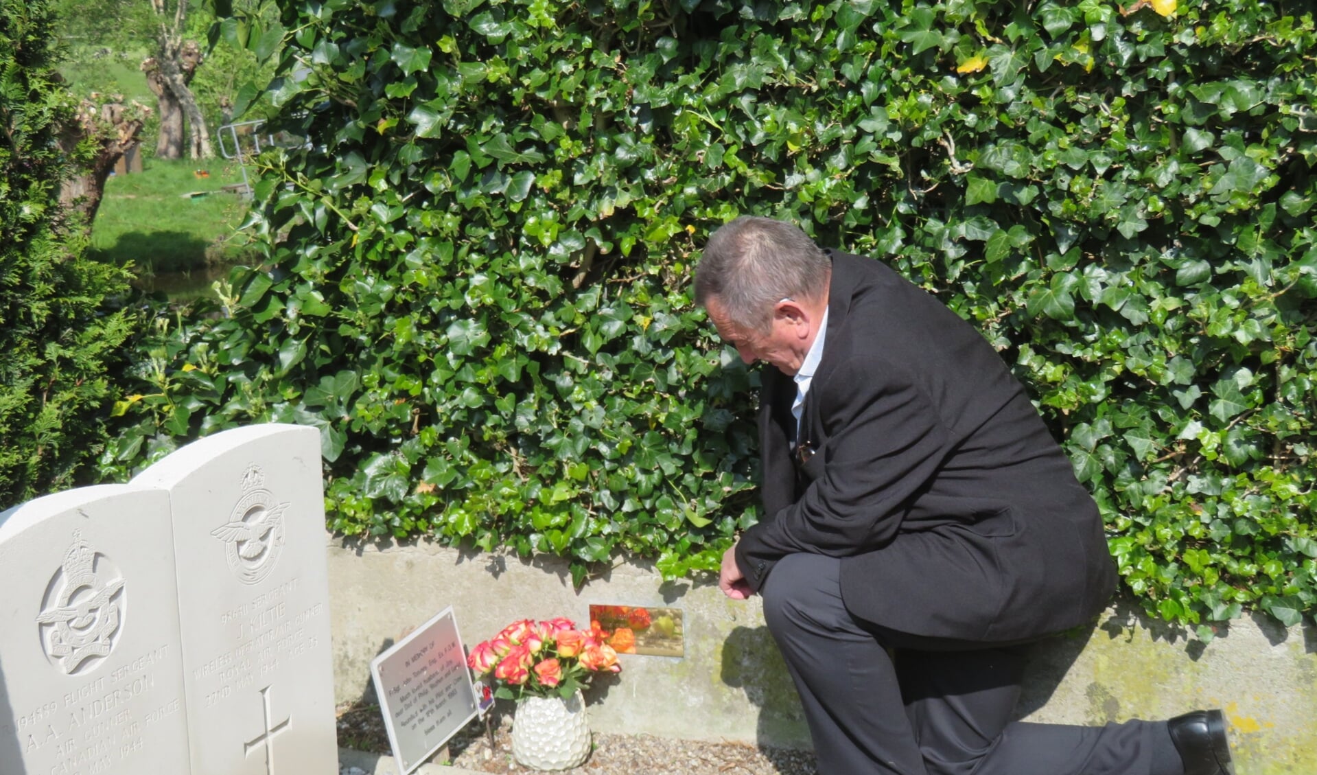 • René Dierckx knielt neer bij de plaquette waarop zijn vader Henri herdacht wordt.