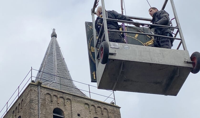 De drie wijzerplaten en de wijzers gereed voor vertrek naar Asten.
