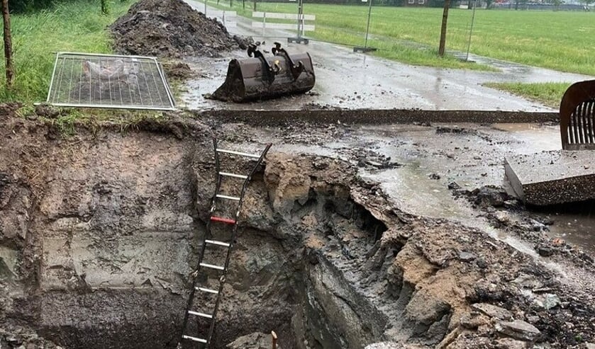 <p>• Sinds woensdagmiddag werkt Waterschap Rivierenland aan herstel van een gebroken persleiding nabij de Almkerkseweg in Woudrichem. </p>