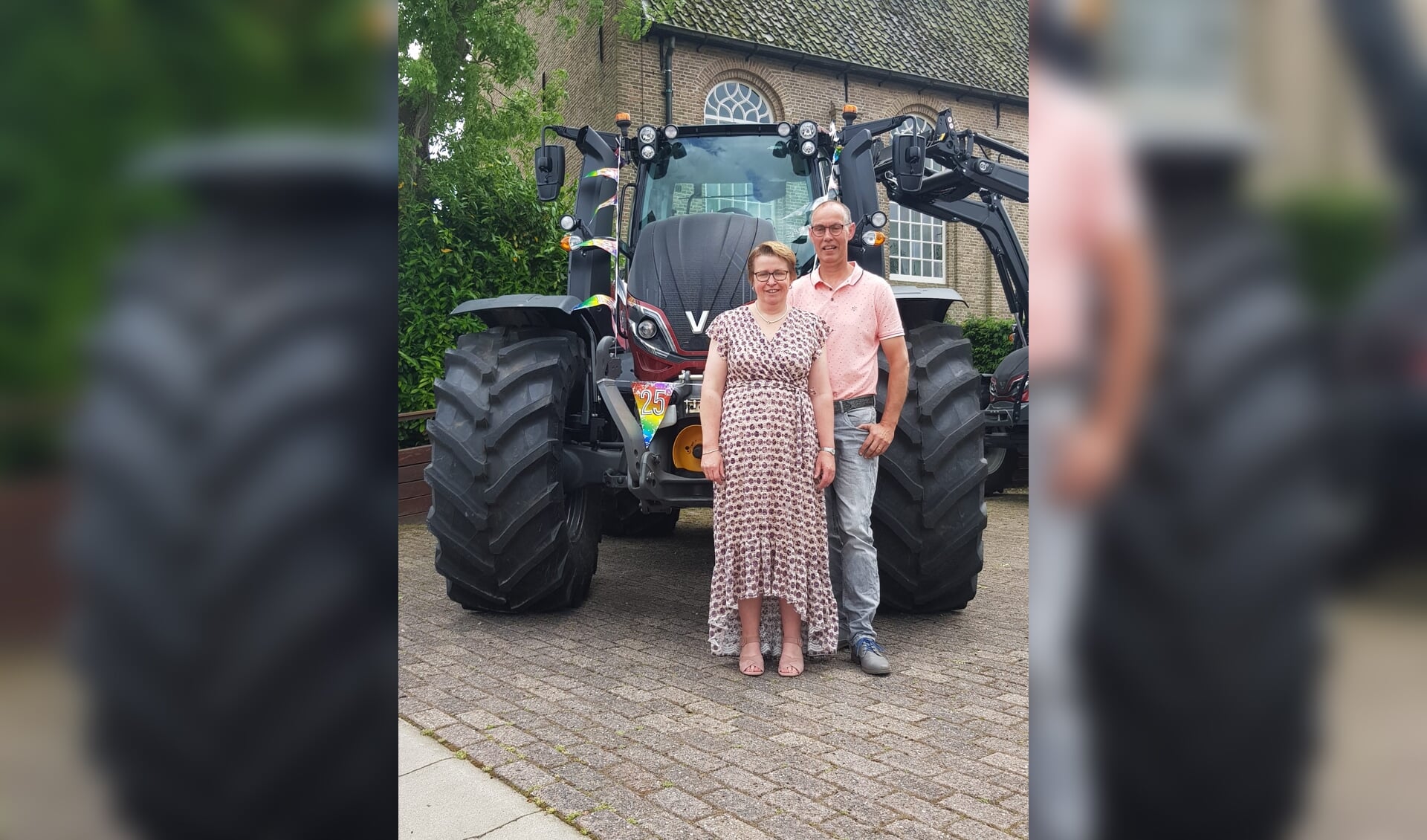 • Aart en Linda Bikker bij een van de tractoren.
