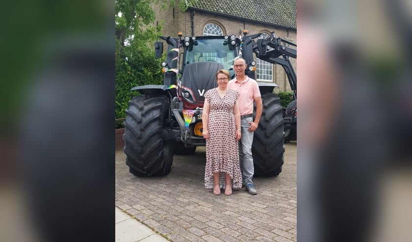 • Aart en Linda Bikker bij een van de tractoren.  