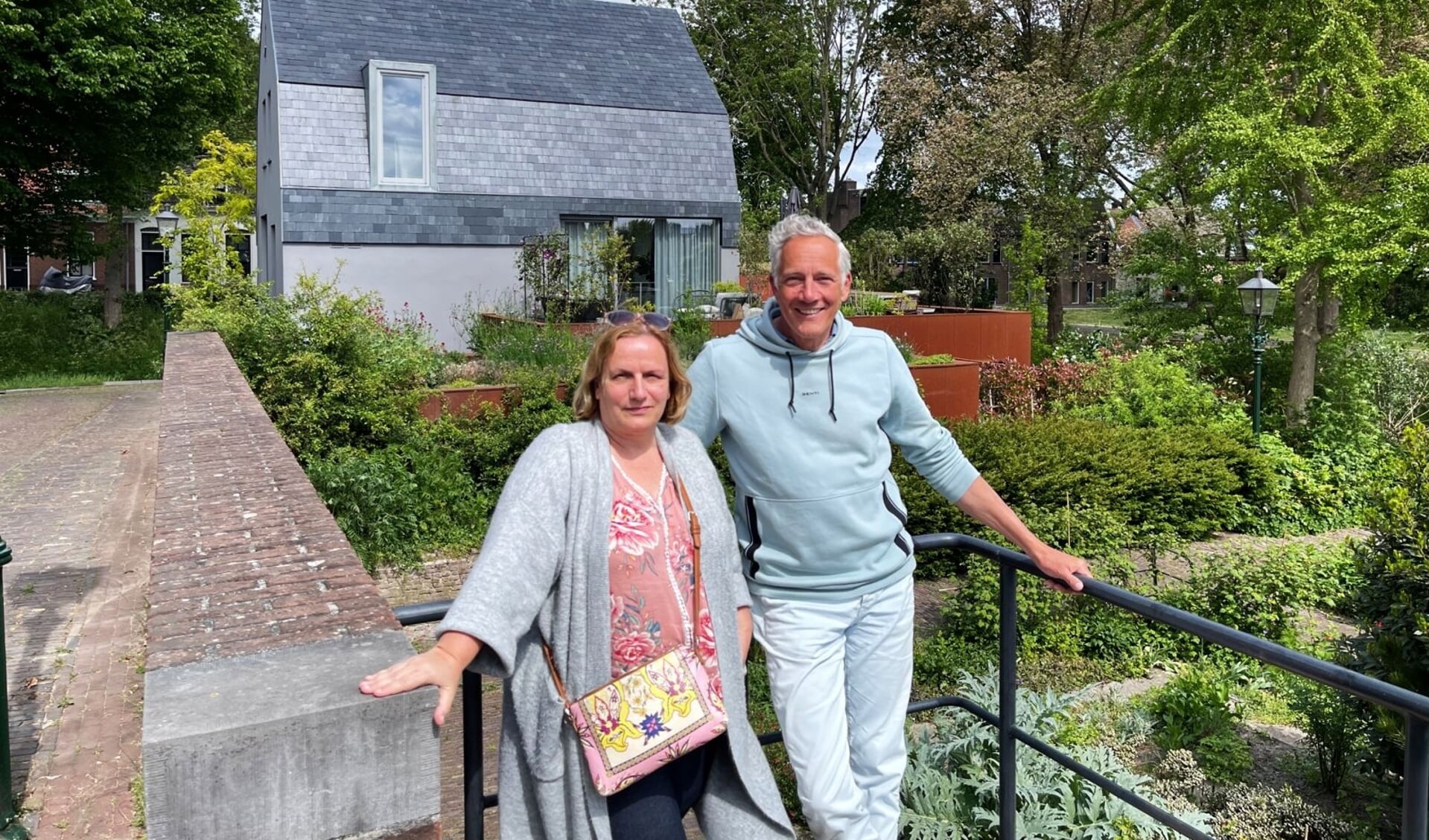 • Organisatoren Renate de Jonge en Jos Bol nemen vast een kijkje bij een van de Verborgen Tuinen: de Historische Kruidentuin aan de Walkade.