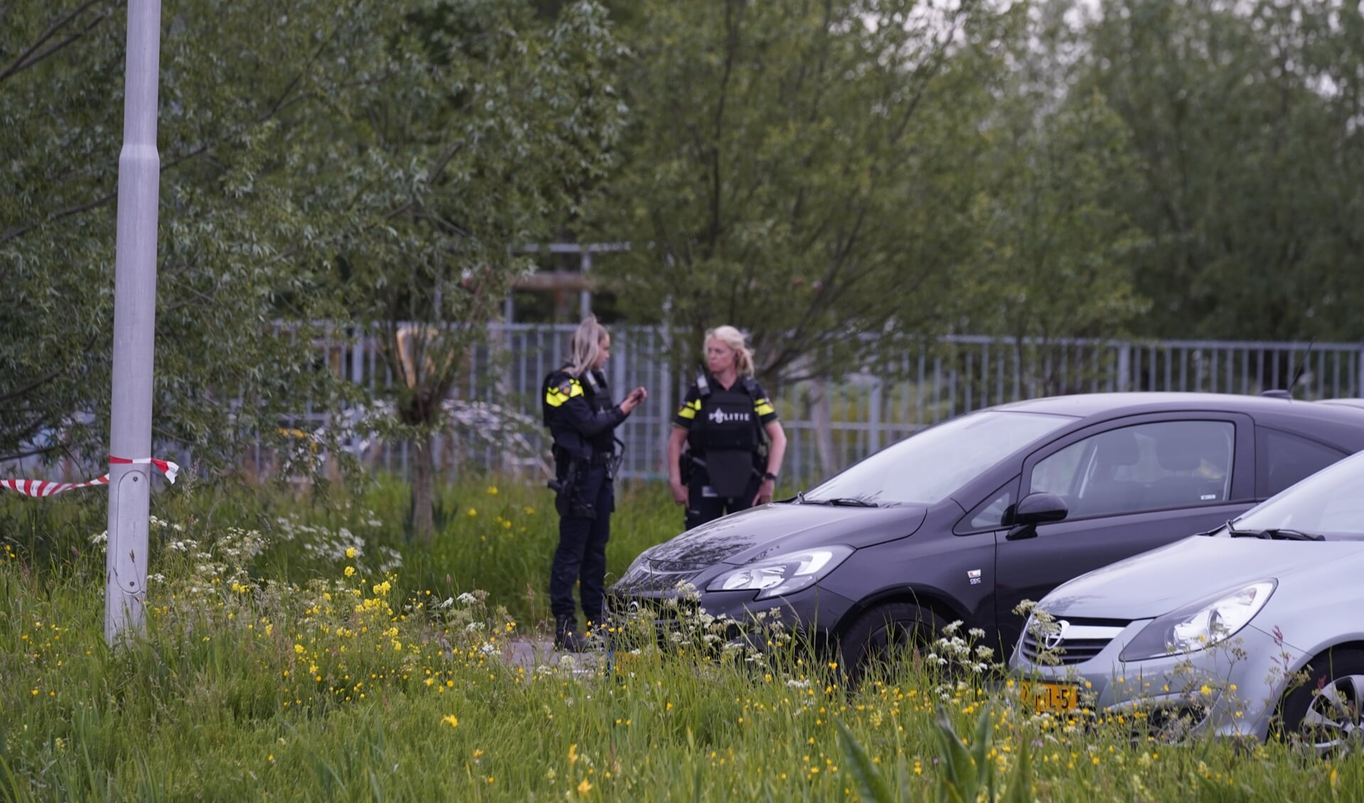 Meerdere eenheden van de politie kwamen in kogelwerende vesten ter plaatse.