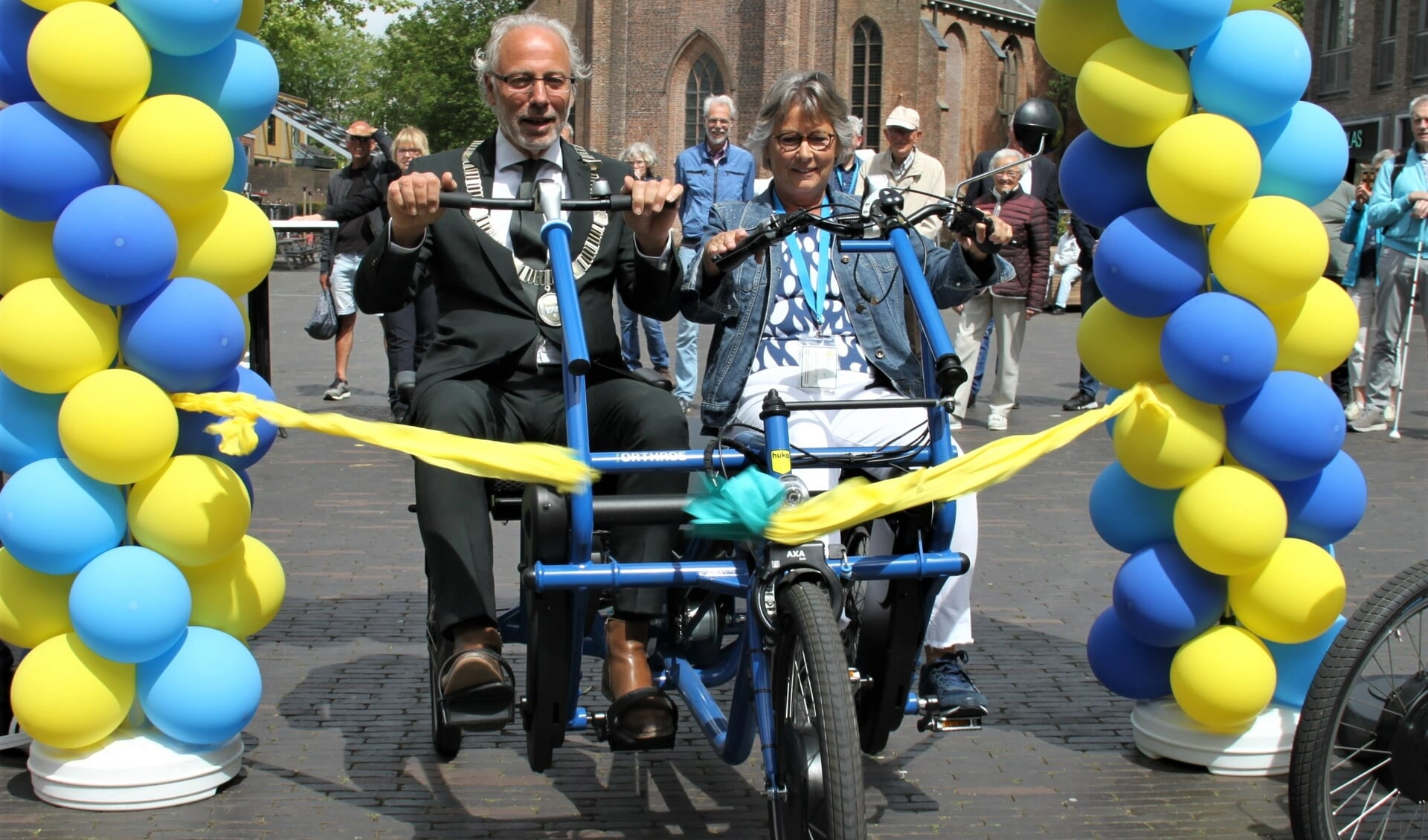 • Burgemeester Victor Molkenboer en Liesbeth van Dam van Stichting Fietsmaatjes Woerden maakten een ritje op één van de duofietsen. 