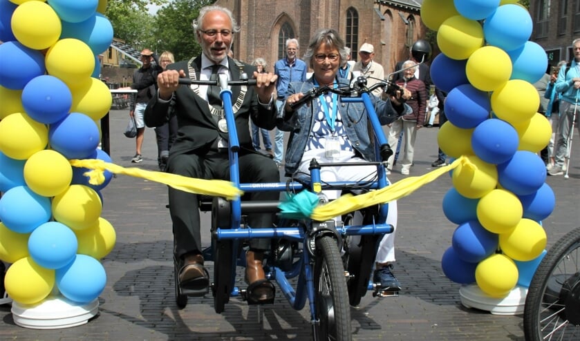 <p>&bull; Burgemeester Victor Molkenboer en Liesbeth van Dam van Stichting Fietsmaatjes Woerden maakten een ritje op &eacute;&eacute;n van de duofietsen.&nbsp;</p>  