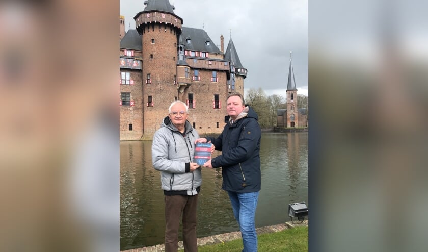 <p>• Piet van Dieren (links) krijgt van zijn uitgever het eerste exemplaar van zijn boek 'Het Meesterplan van de Nieuwe Wereldorde' aangeboden. In twee hoofdstukken van dit deel vormt Kasteel de Haar het decor voor de actie. </p>