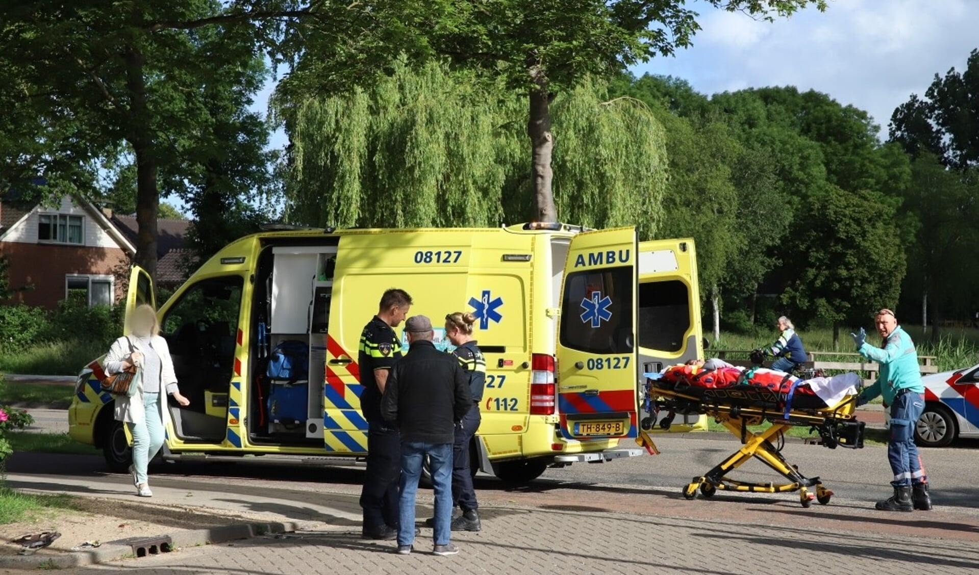  • De bestuurster van de scooter raakte gewond en werd per ambulance naar het ziekenhuis gebracht.