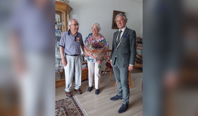 vlnr de heer Kerkhoff, mevrouw Kerkhoff-Goor, burgemeester Beenakker