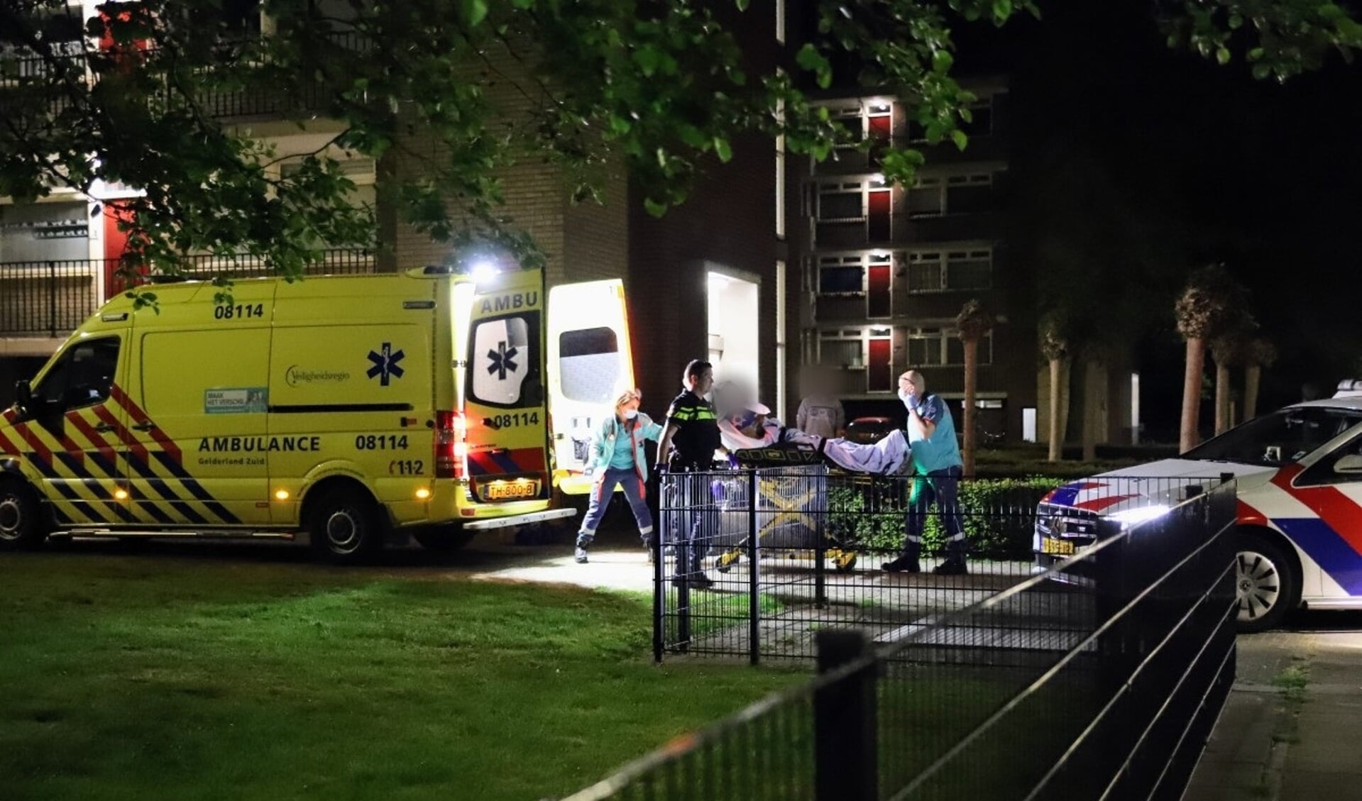 • De zwaargewonde man is naar een Nijmeegs ziekenhuis gebracht.