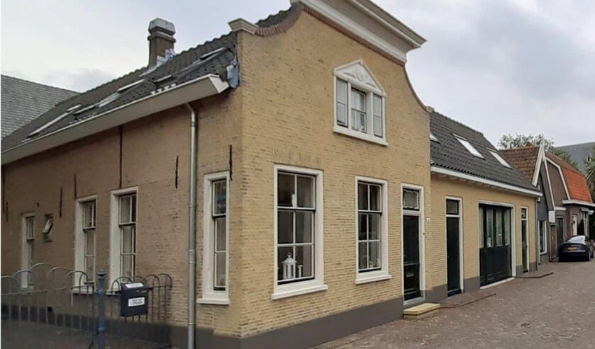 <p>• Lange Stoep 10.</p>