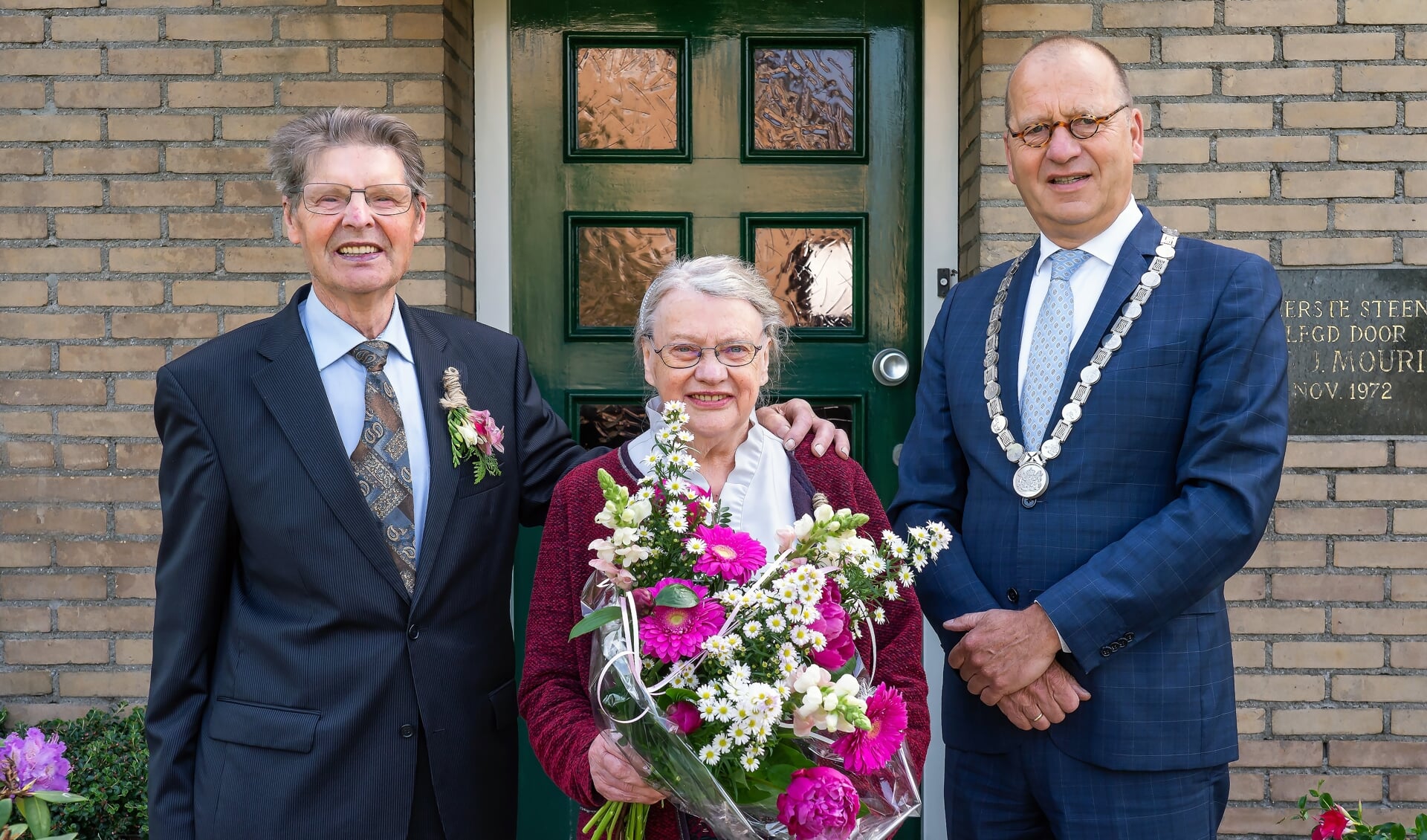 • Echtpaar Mourik uit Brandwijk met burgemeester Segers.