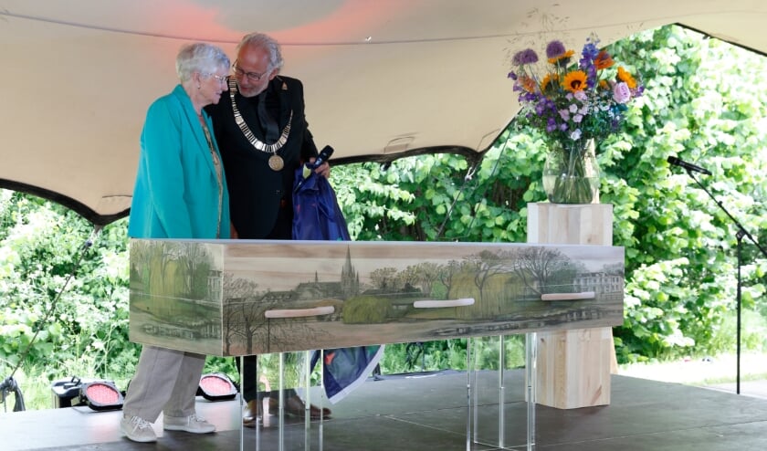 <p>• Tijdens de uitvaartmarkt op begraafplaats Rijnhof is zaterdag de Woerden-uitvaartkist gepresenteerd. Op de kist is de skyline van Woerden afgebeeld. </p>