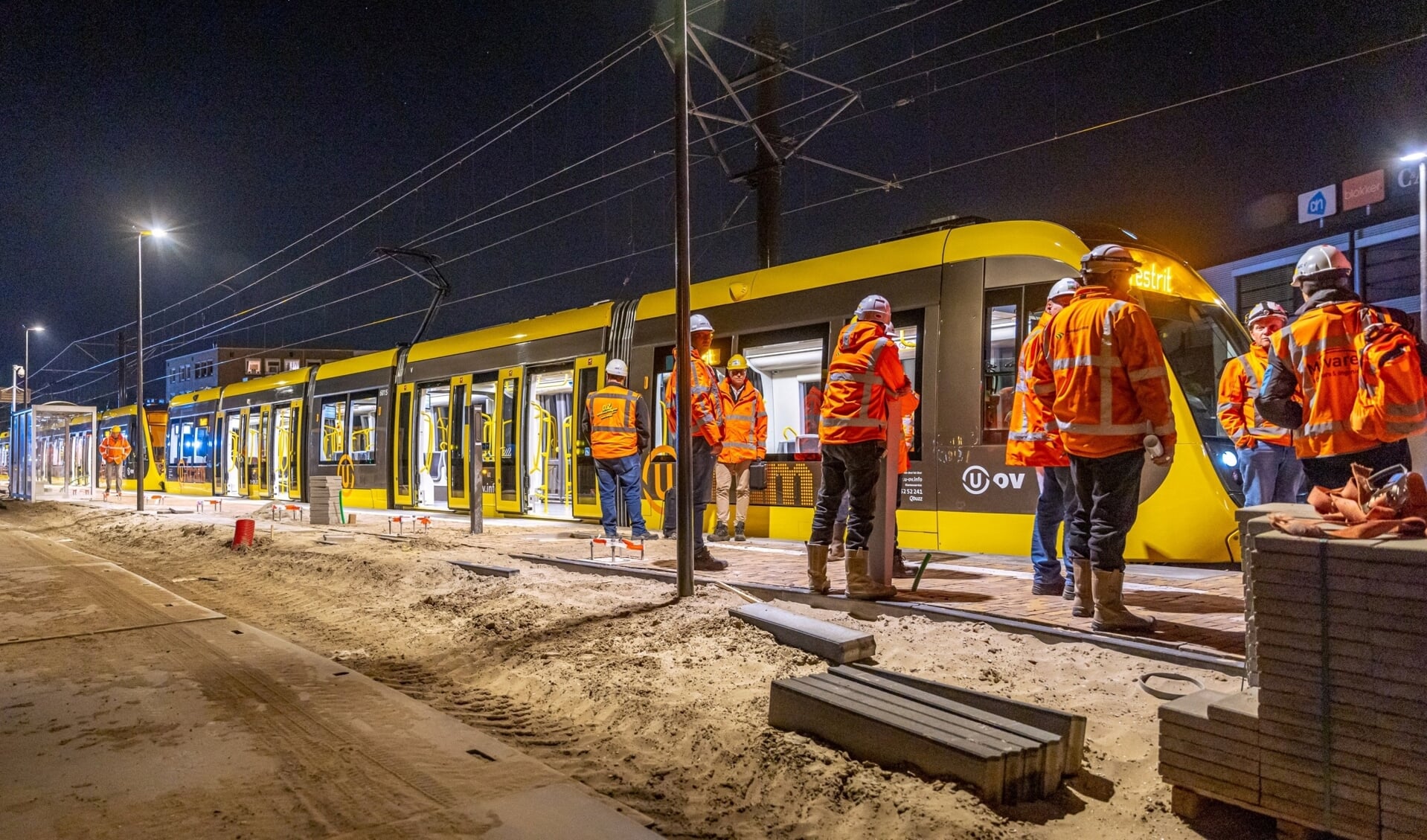 Tram bij de nieuwe halte in het centrum van Nieuwegein.