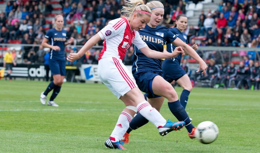 <p>• Mandy Versteegt in actie voor Ajax.</p>  