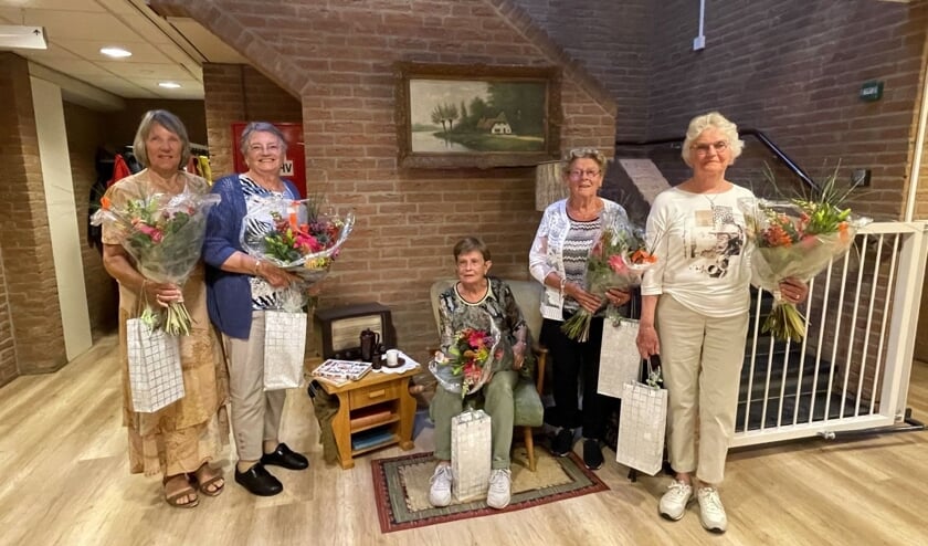 Bloemen en lof voor de jubilerende vrijwilligers.