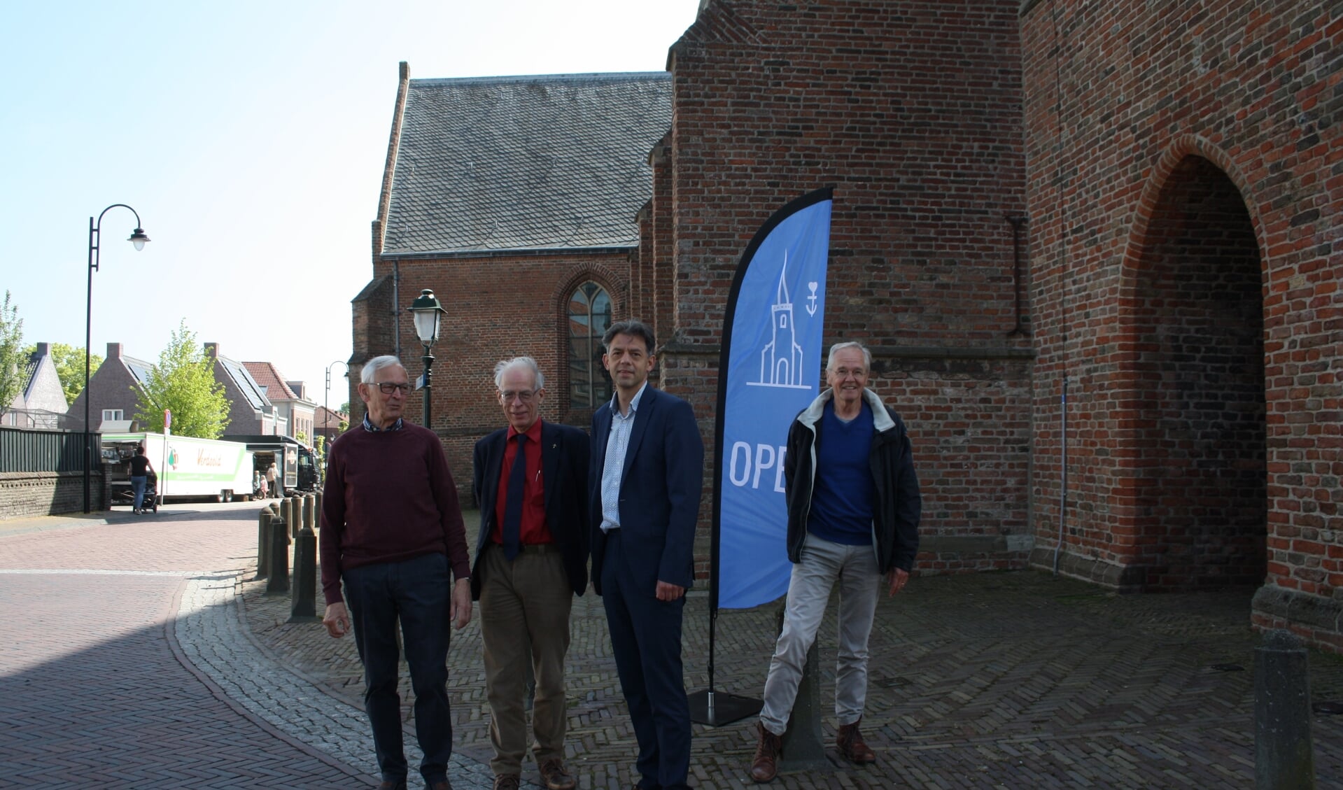 • Vlnr: Jan Stravers, dr. John van Eck, ds. Piet Vroegindeweij en ouderling Kees Vis.

