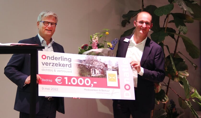 De overhandiging van de cheque aan Erik Kerpen door Harold Eggenkamp.