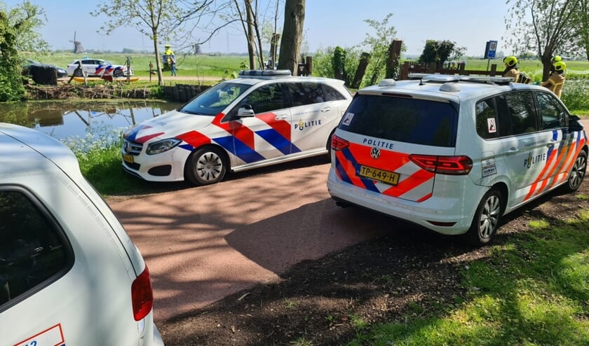 <p>• Politiewagens in de buurt van de zorgboerderij.</p>  