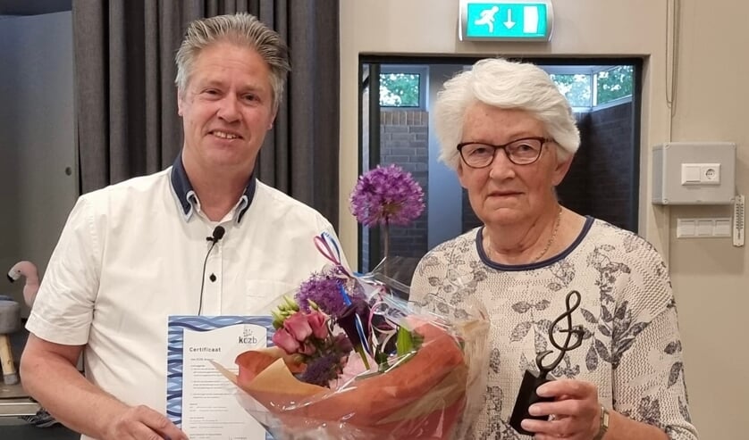 <p>• Annie Bouman en voorzitter Wim van Pel.</p>