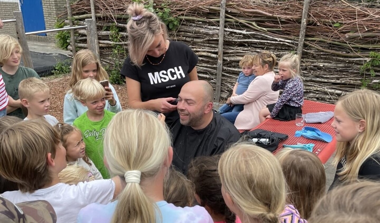 • De baard van meester Bram wordt onder handen genomen.