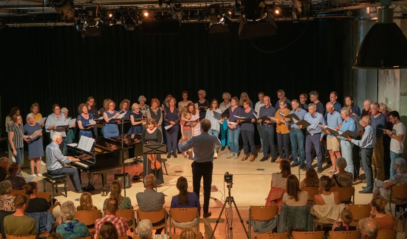 • Het Culemborgs Kamerkoor, aangevuld met enthousiaste zangers uit het publiek.  