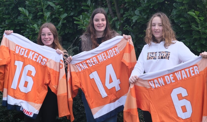 IJshockeydames Indy van der Meijden uit Zaltbommel, Cheyenne Volkers uit Meteren en Fien van de Water uit Tiel gaan naar WK in Istanboel